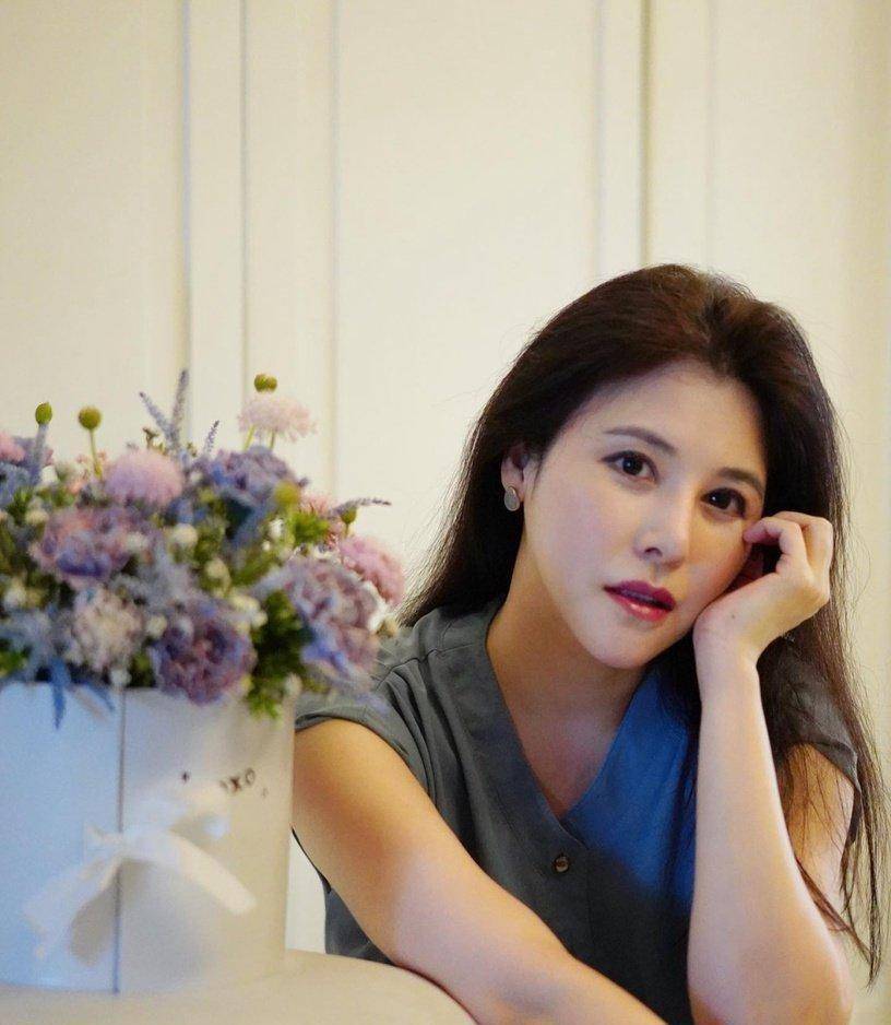 r主唱是泰山集团千金,她家公司市值超过300亿_家庭_背景_钟欣凌