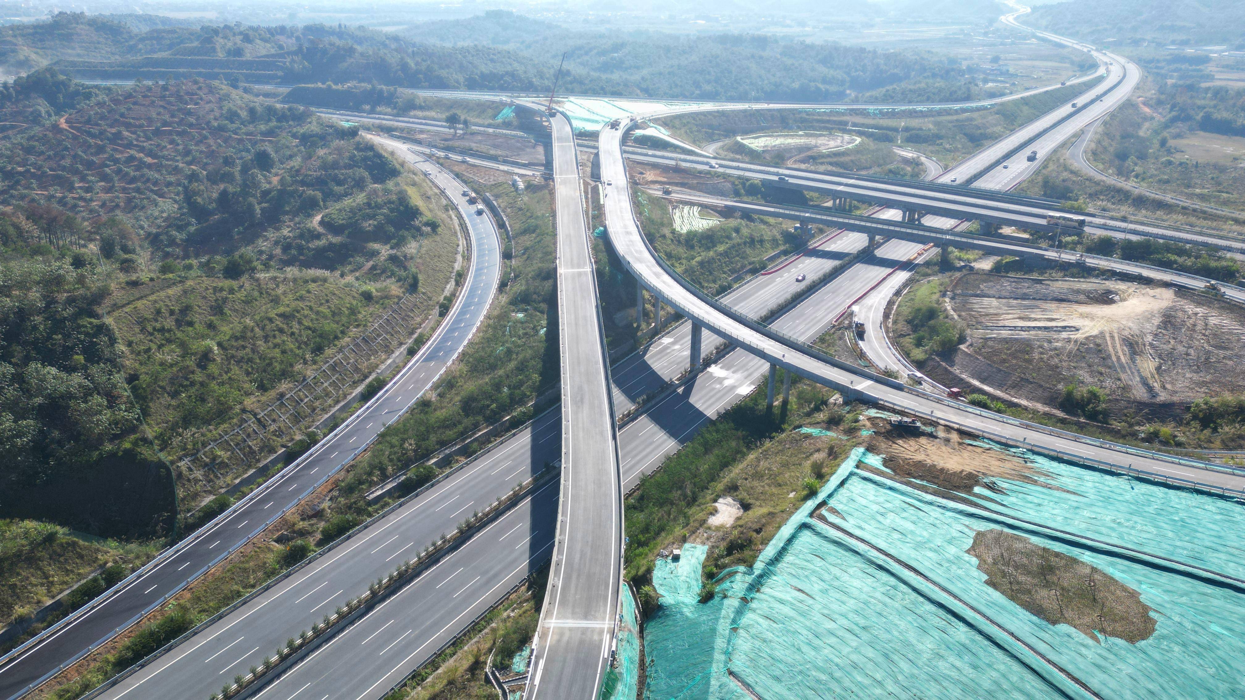 广连与汕昆高速在英德小湾实现互联互通_施工_枢纽_高速公路