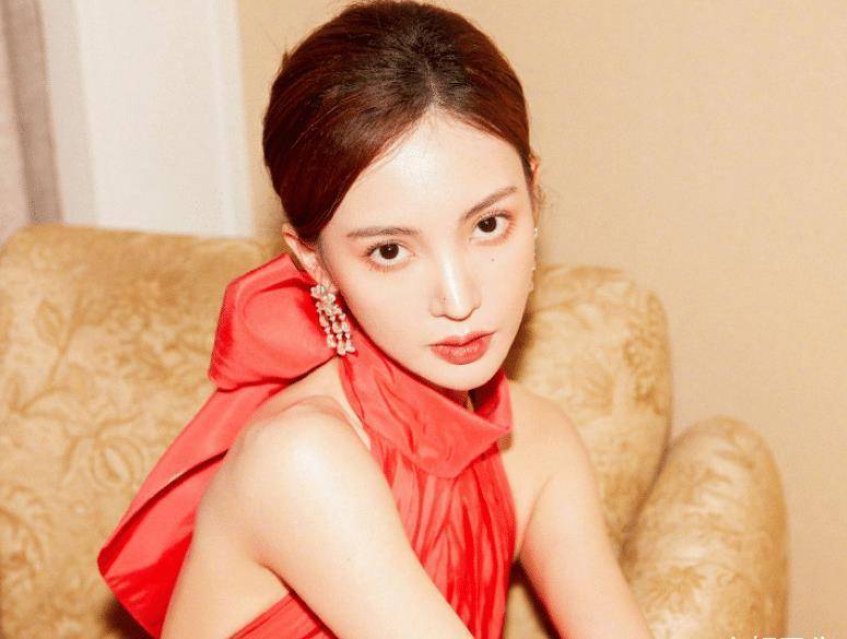 金晨的鼻子越来越奇怪,与出道前大有不同,整容用力过猛了?