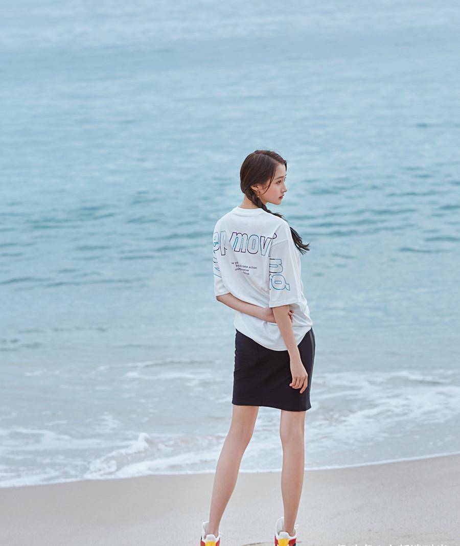 关晓彤真不怕展露?领口故意剪条缝,搭配黑纱还拖到地_时尚_服装_下身