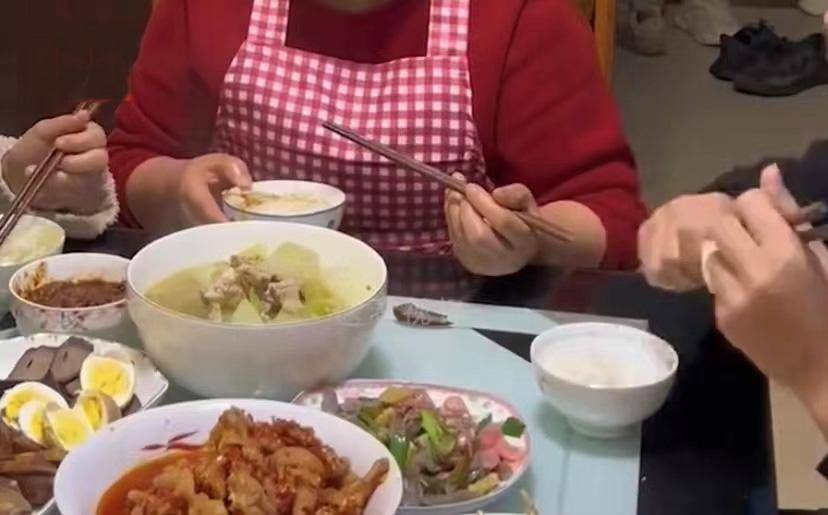 母女就餐1小时未动筷老板报警 来自搜狐网