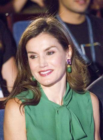 48岁莱蒂齐亚:白发明显也不染,和国王共白头,17年恩爱羡煞旁人