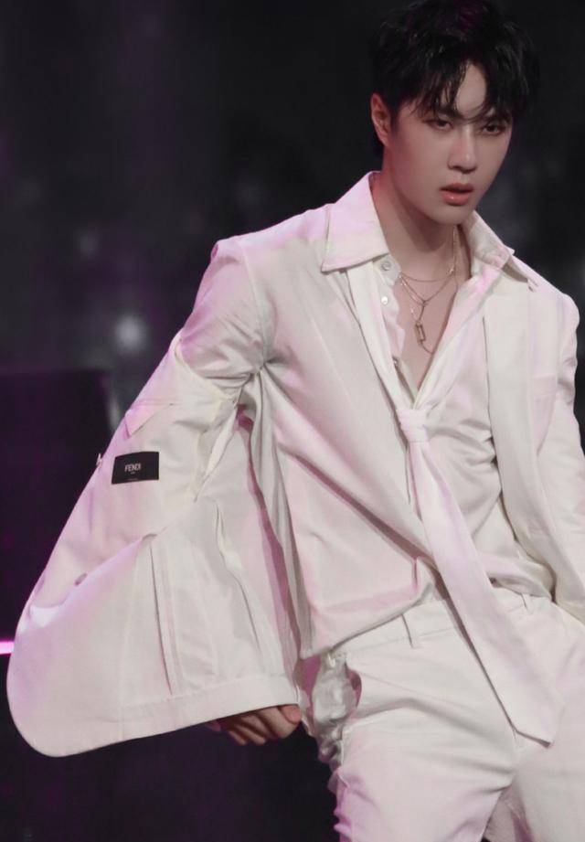 王一博双十一带病上场,台下咳嗽极力隐忍,湿发舞蹈燃爆全场_镜头_极致