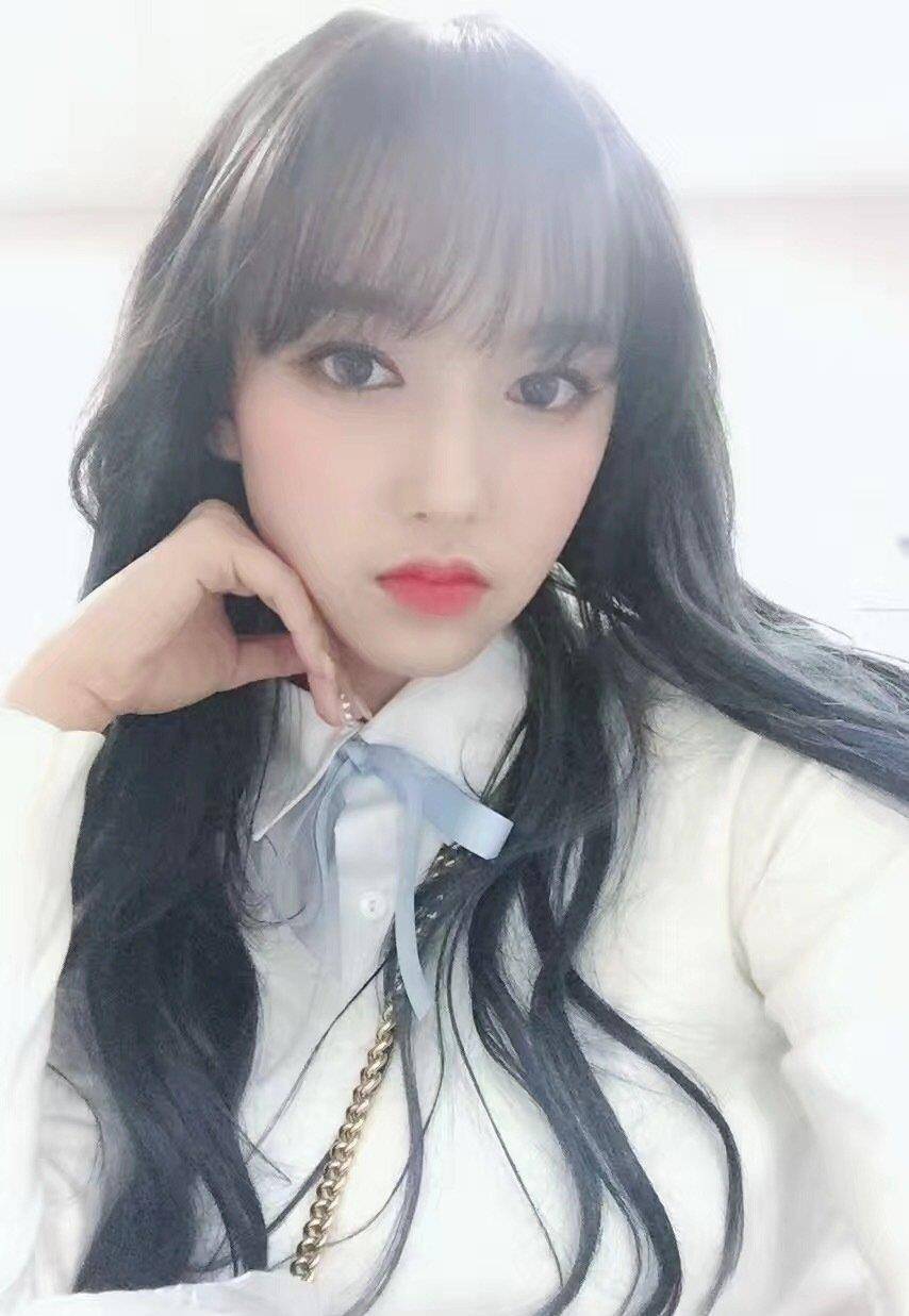 11月25日,程潇在微博分享了一组库存美照,并配文感恩陪伴出道四周年.