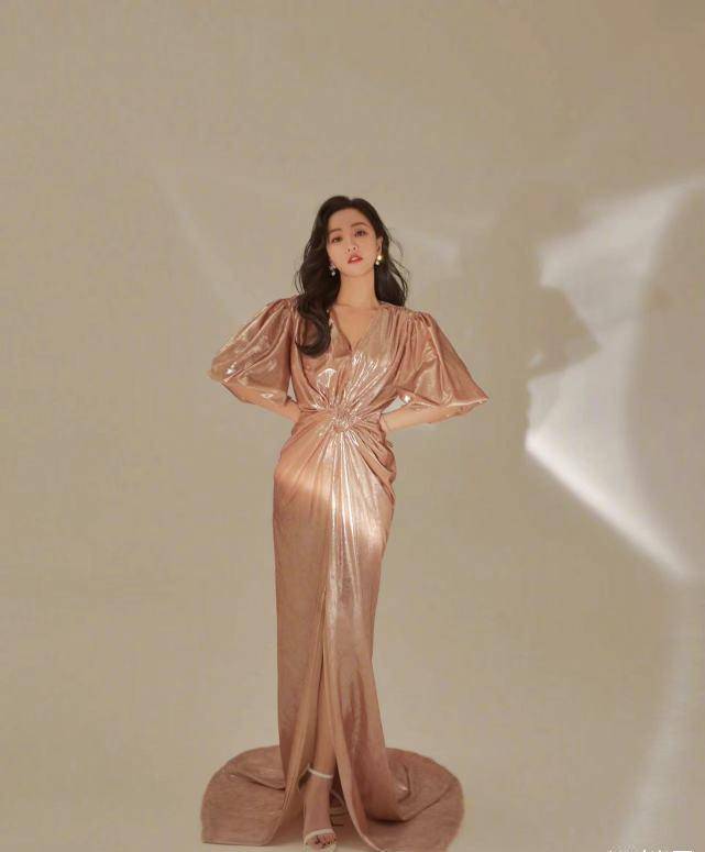 杨蓉这一身礼服才是经典耐看,衬托出高雅气质_的设计_内容_亮点