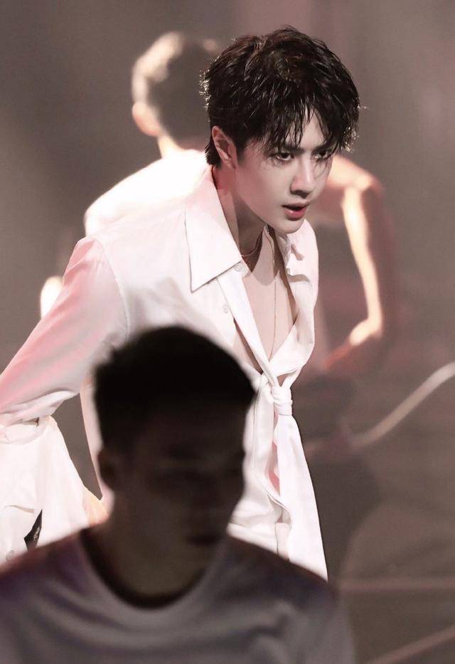 王一博双十一带病上场,台下咳嗽极力隐忍,湿发舞蹈燃爆全场_镜头_极致