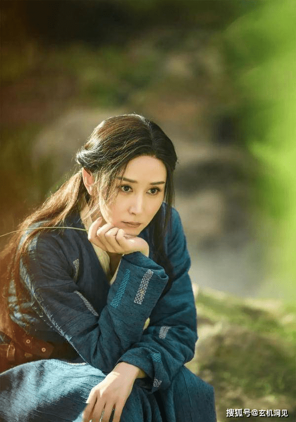 胡静:颜值与演技齐飞,娱乐圈新宠,如何用完美身材驾驭百变角色?