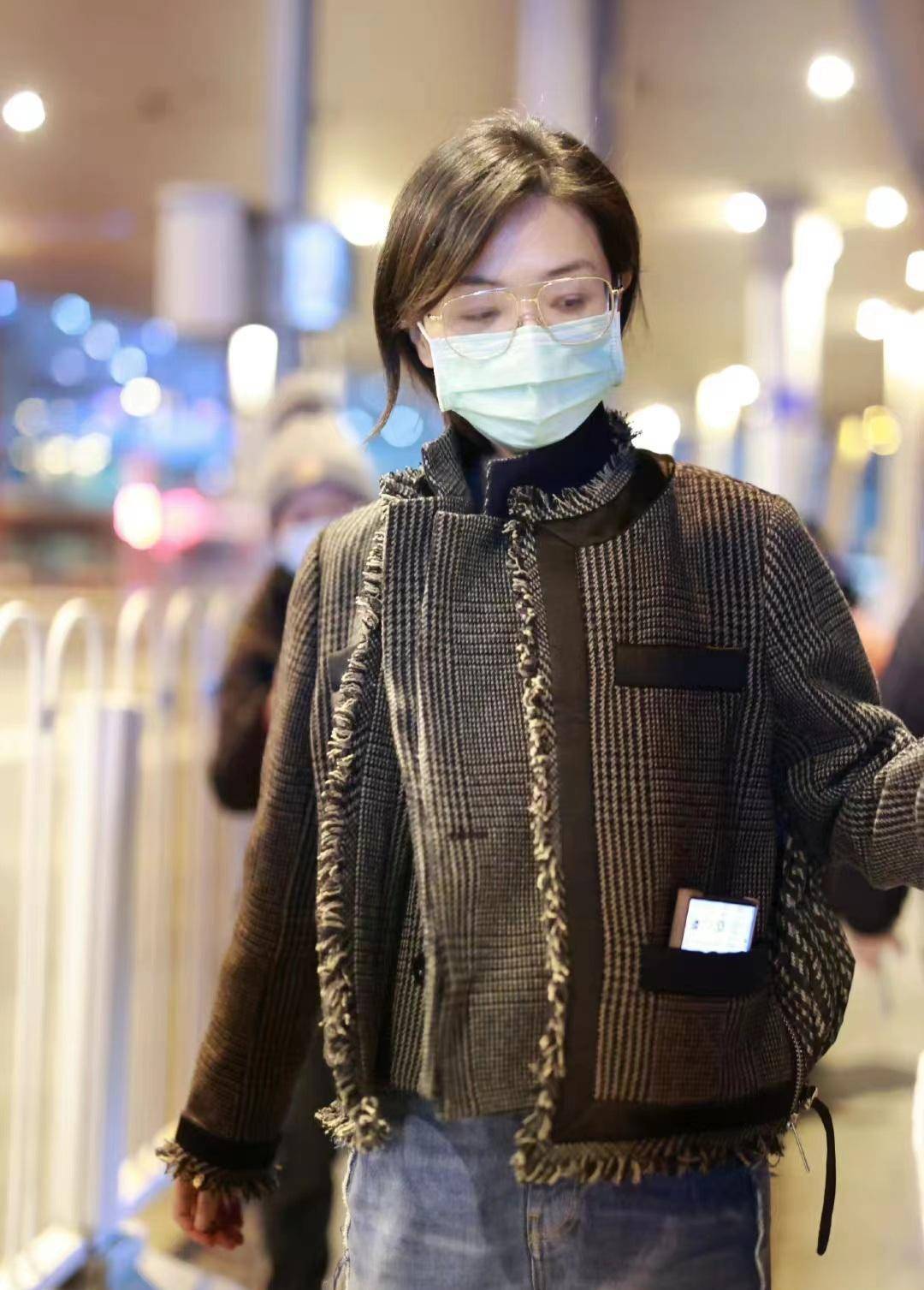 万茜假两件小香潇洒苏外套配拼接牛仔裤走机场,酷帅时尚又保暖_风格