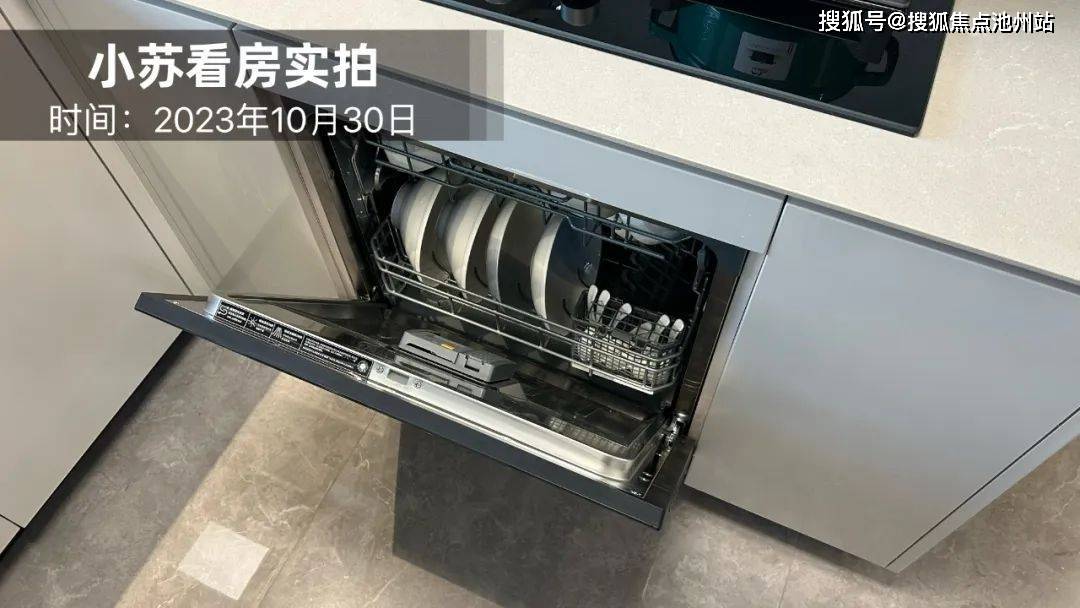 移门;定制金属扣板吊顶;墙面地面为冠军,宏宇或同等品牌瓷砖;博洛尼