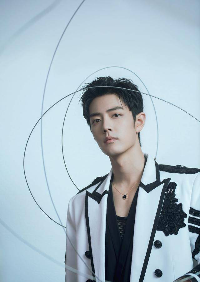 一袭深蓝色西装颇显成熟魅力,腕间搭配#海瑞温斯顿印记emerald系列33