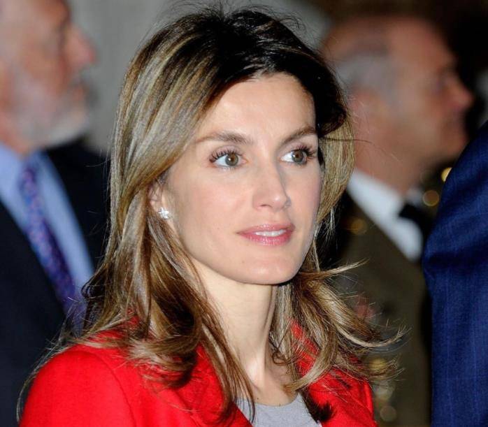 48岁莱蒂齐亚:白发明显也不染,和国王共白头,17年恩爱羡煞旁人_费利佩