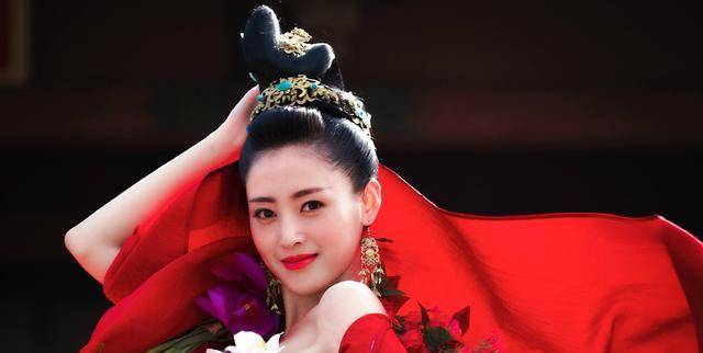 2,刘诗诗饰演的谭允贤身份变化:杭府千金→南戏班厨娘→医婆允氏→六