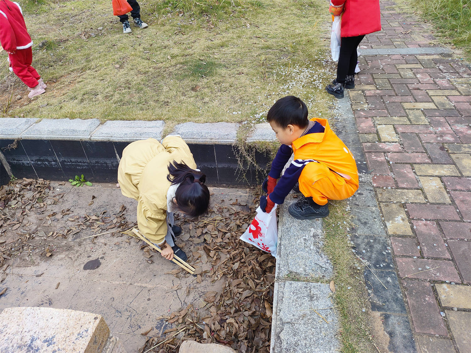 【壹基金儿童服务站】瑞金站:清捡垃圾 美化环境_社区服务站_活动