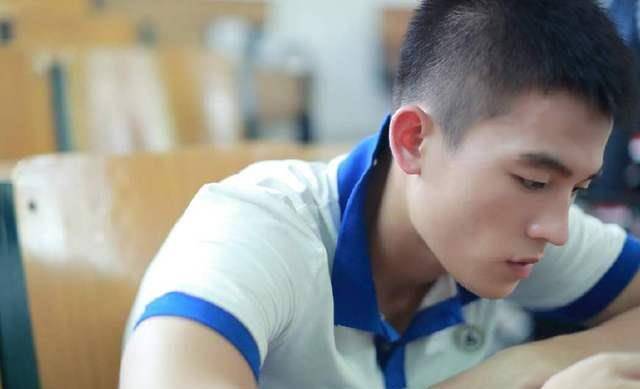 比赛一结束,欧豪便推出与谢霆锋合唱的歌曲《爱最大》,并作为电影