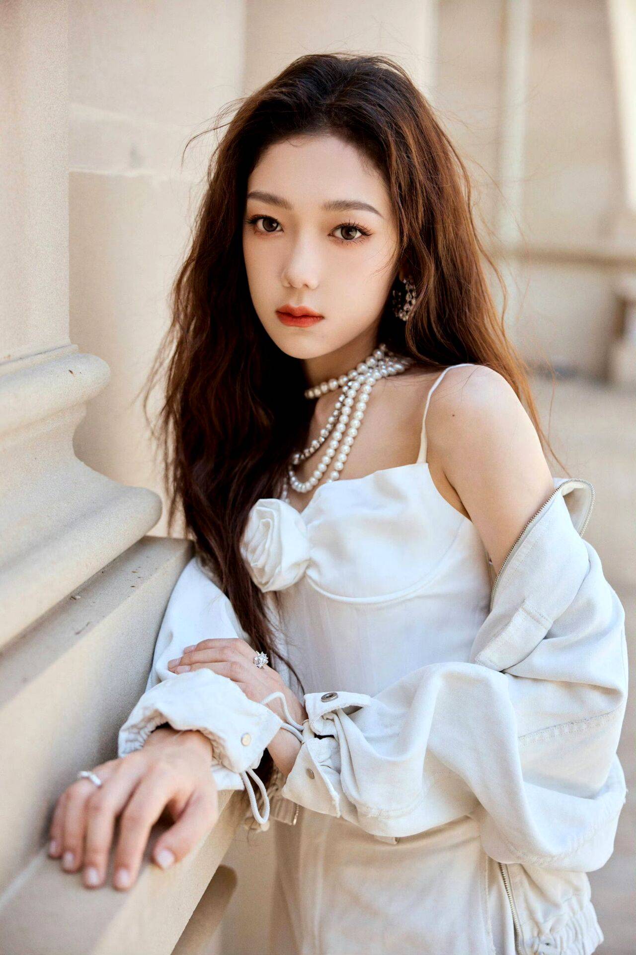 希林娜依高的白裙:长发红唇,温柔甜美,青春气息十足!_白色_魅力_裙子