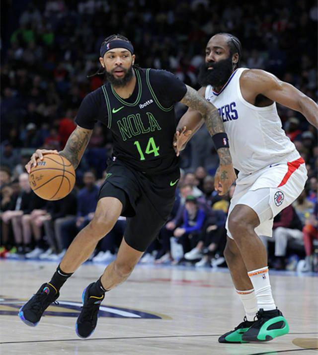 锡安背打哈登,第一下没顶动,再顶又被弹开:你肉咋比我还多呢?