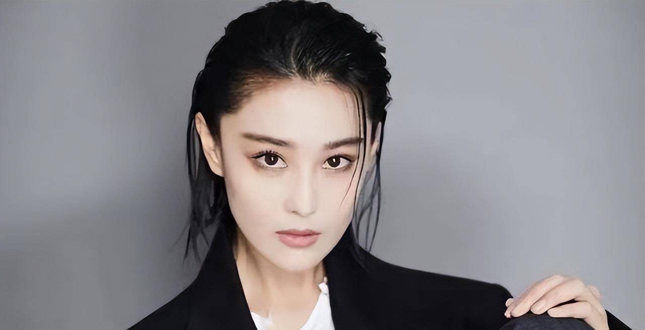 全身涂粉,穿假牌子,时尚装,这些明星为了博眼球有多"努力"?