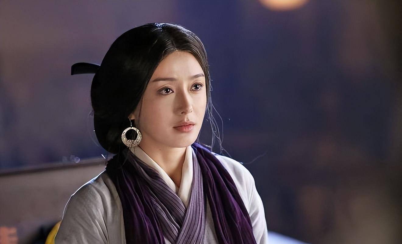 2001年开始,秦岚开始了演艺圈之旅,首次出演电视剧《大唐情史》.