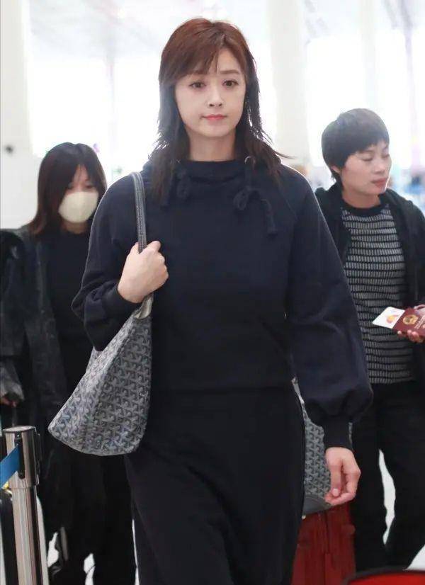 蒋欣胖到收不住?大码外套遮不住水桶腰,体型快赶上何洁了!