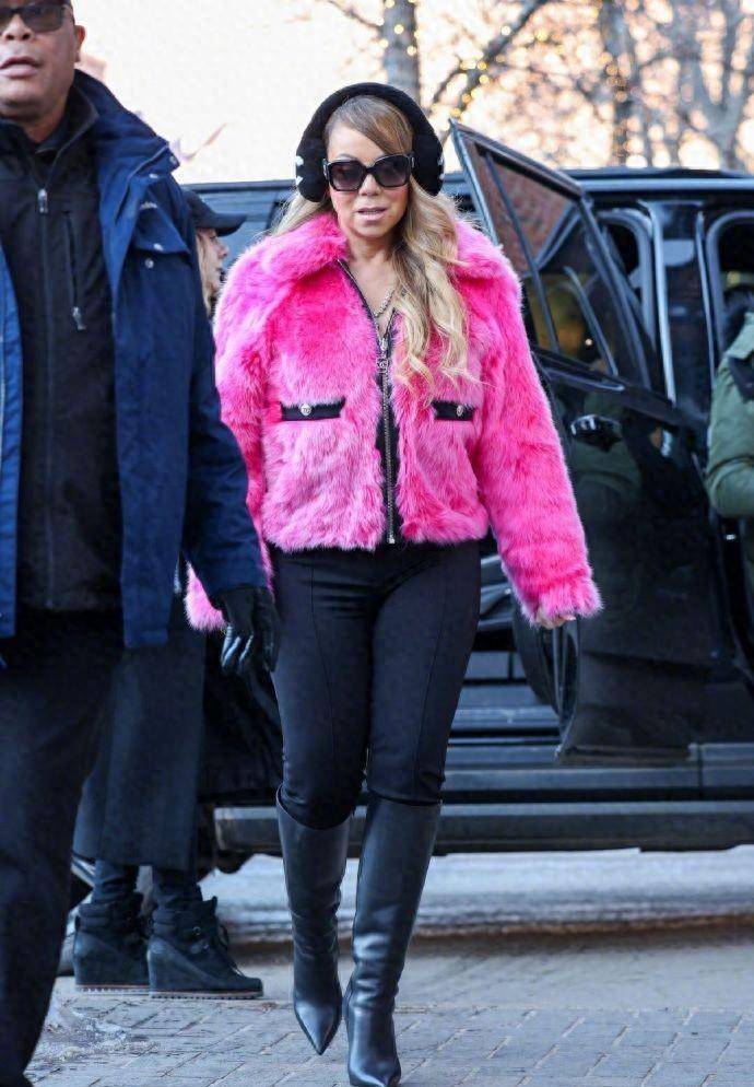 花蝴蝶玛丽亚·凯莉的3套秋冬穿搭,时尚保暖又好看,耀眼又高级_黑色