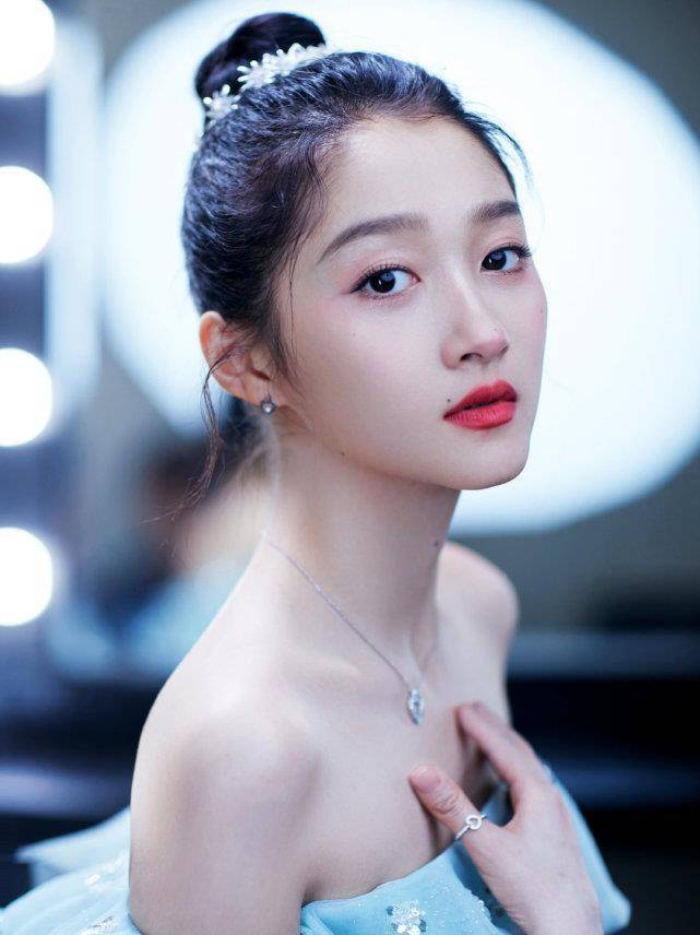 北京舞台女艺人同台比美,迪丽热巴美若天仙艳压群芳,我却被李沁吸引