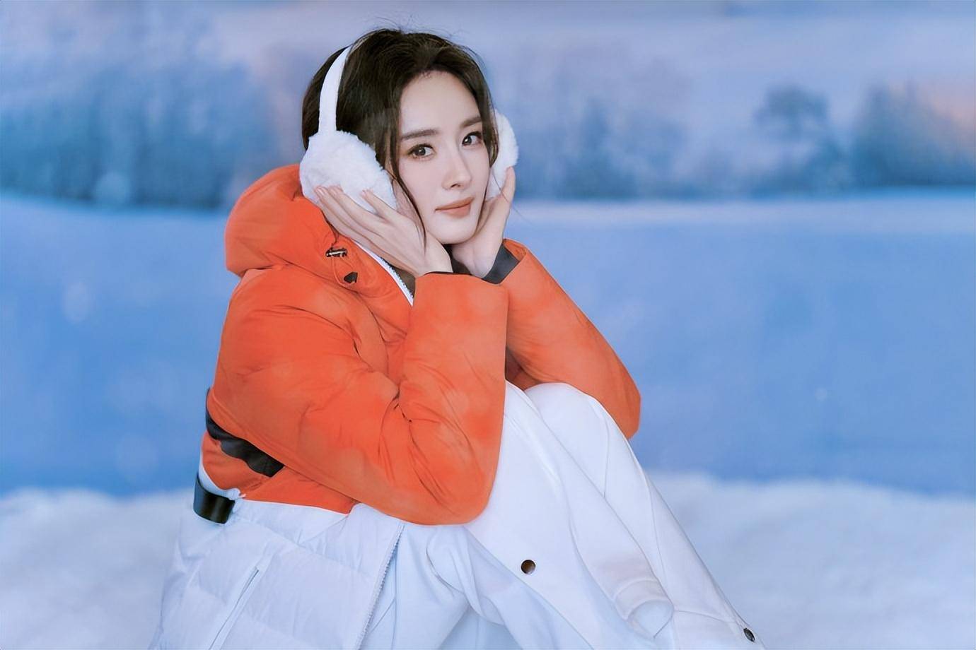 杨幂冬季穿搭:冰雪世界展现浪漫时尚魅力!_姐姐_羽绒服_白色