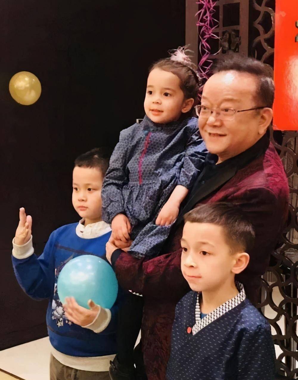 他们两个人的年龄都不算小,后来还是张国立与张铁林两位老朋友的劝说