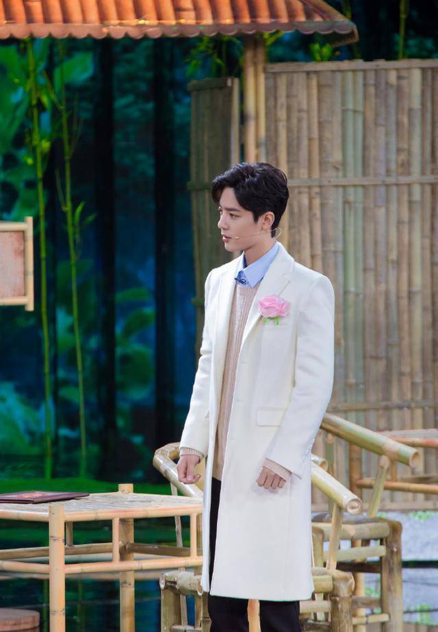 肖战回应春晚小品,深度解说人物,表示自己首登春晚很紧张_谢娜_战战