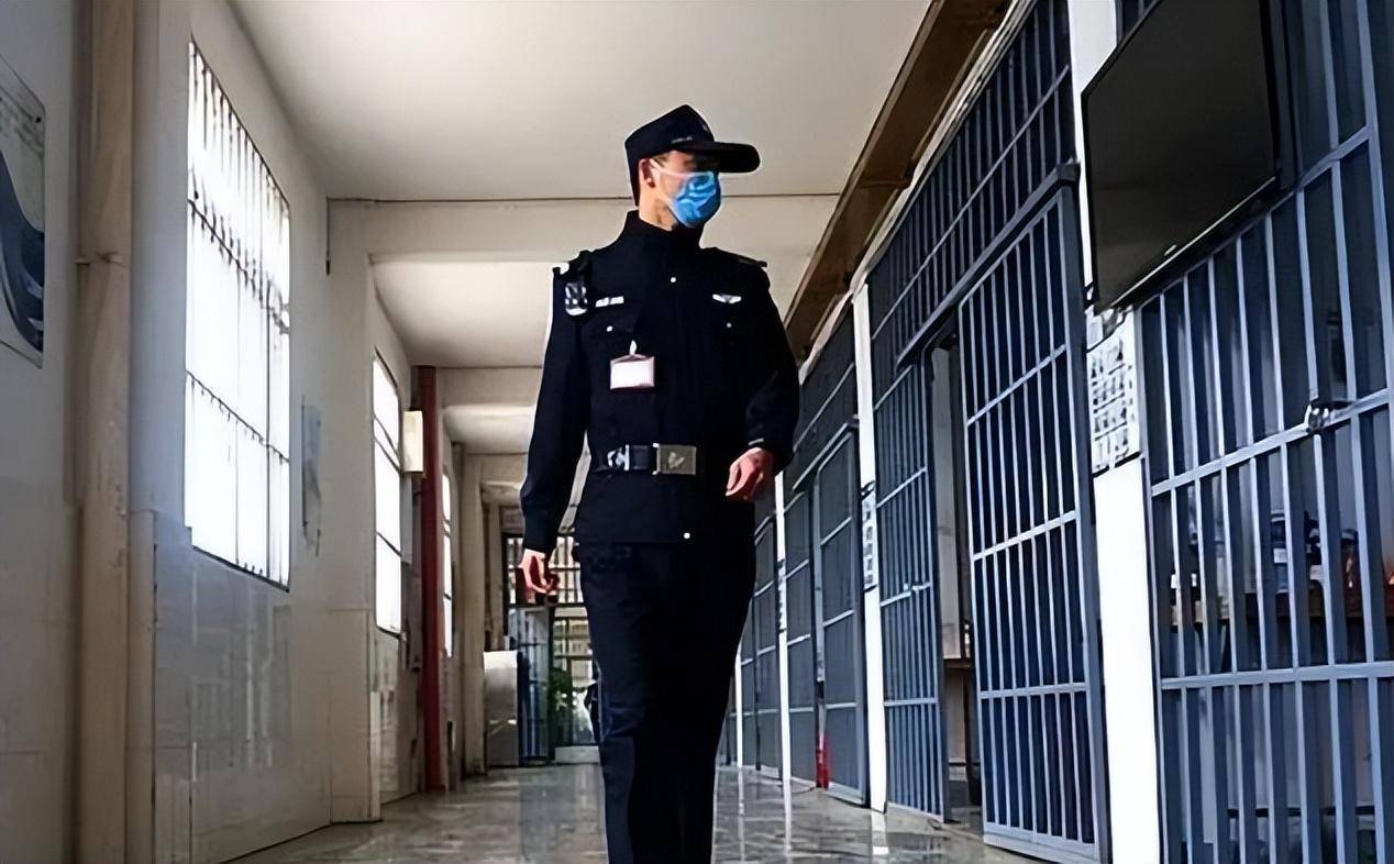 是古代的牢房,这监狱的所有门都是有讲究的,并且有狱警在24小时的巡逻