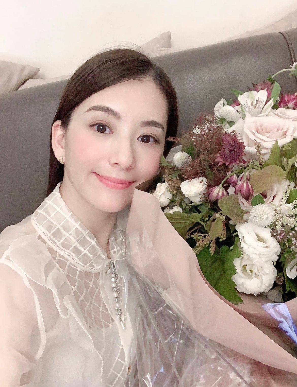 反观程晓玥则是因为妈妈的人脉才拿到入场券,一直有消息称程母是迪奥