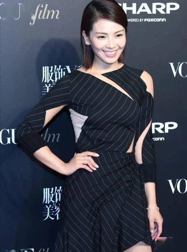 刘涛如今脸也得磨皮?皮肤修的直反光,王珂同框油腻成大叔!