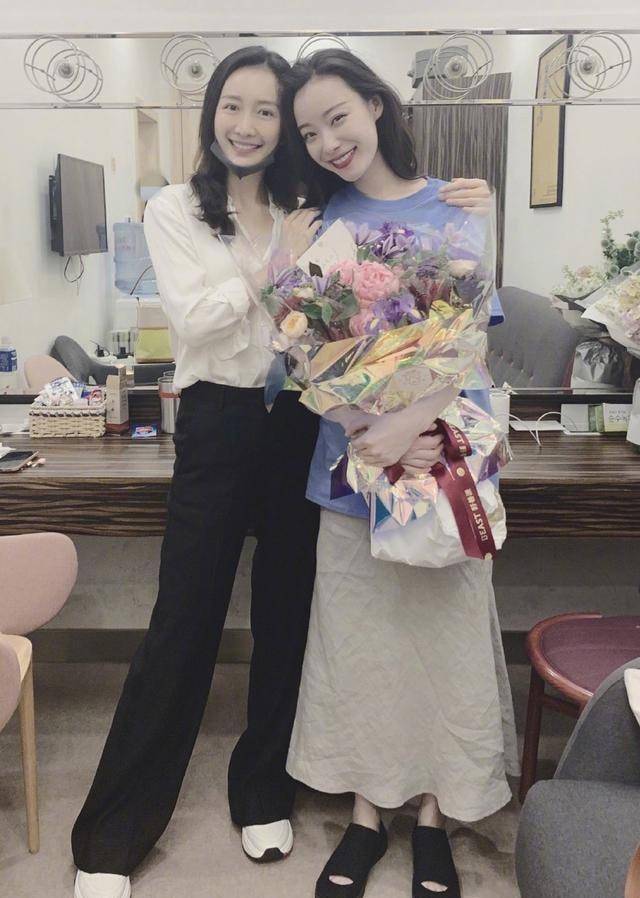 倪妮跟空姐合影被碾压,虽然辨识度更高,但空姐脸小气质很清纯!