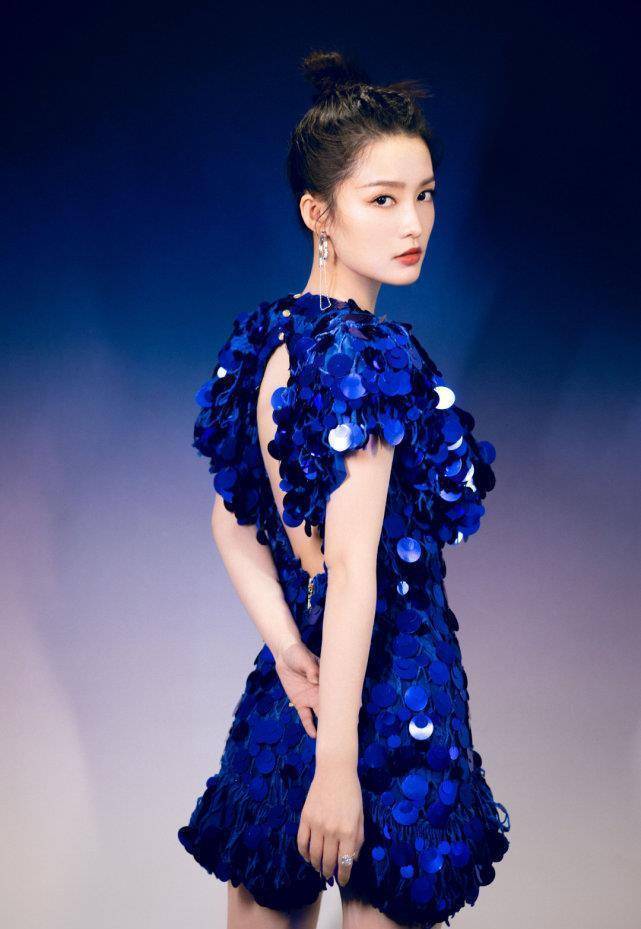 北京舞台女艺人同台比美,迪丽热巴美若天仙艳压群芳,我却被李沁吸引