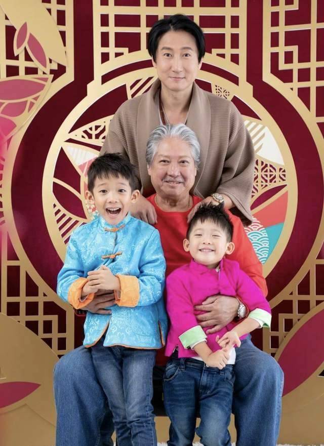 晒全家福秀恩爱,与小9岁娇妻有夫妻相_洪天明_周家蔚_父亲