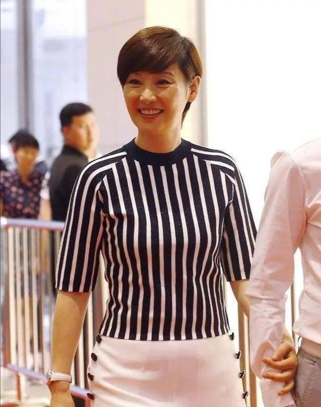 没有修图的徐帆,气质端庄大气,烂大街的条纹还穿出高级感!