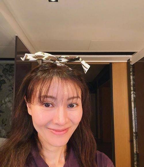李嘉欣脸上的粉很厚,但天生丽质,即使老态真实也还是这么漂亮!