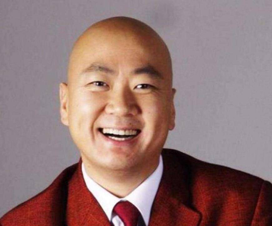 说起郭冬临,最注目的就是他那标志性的光头形象,以及他在舞台小品节目