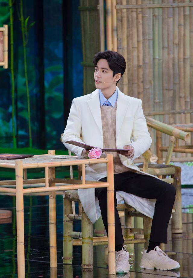 肖战回应春晚小品,深度解说人物,表示自己首登春晚很紧张_谢娜_战战