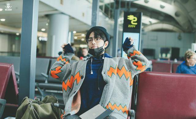 肖战伸懒腰合集:四年如一日,依旧是那个明媚少年_战战_机场_图片