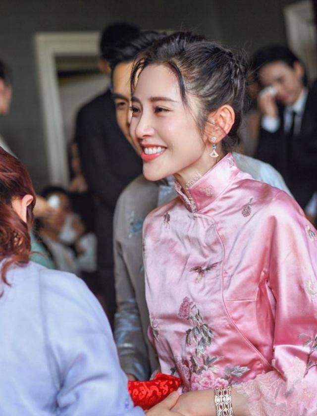 新娘激动现场飙泪,新郎一个动作超甜_沈梦辰_宋茜_画面