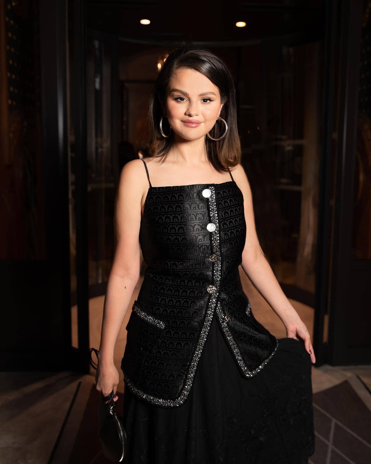 selena做为北美流量女神之一她也创办了自己的彩妆品牌成了白手起家