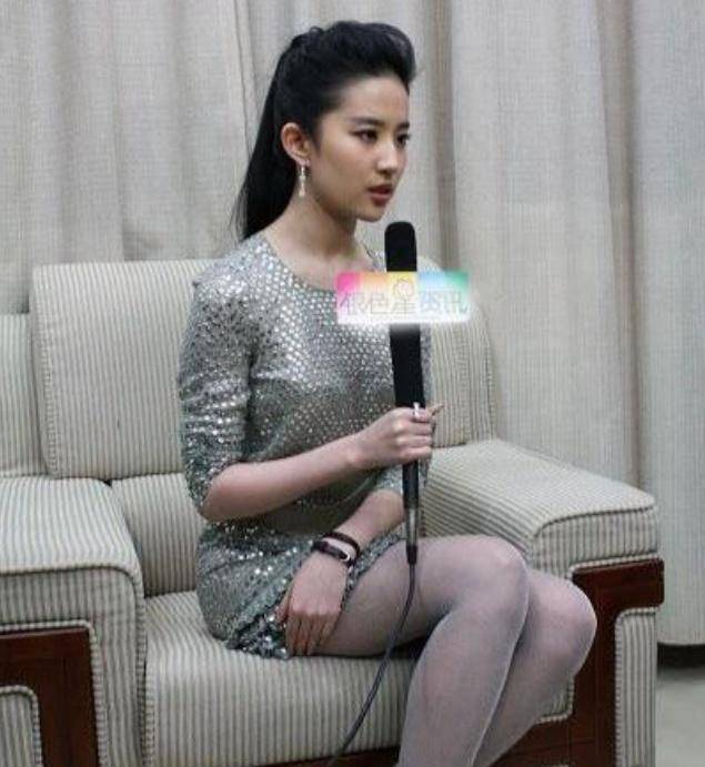 刘亦菲彻底告别少女时代,肉色丝袜搭配银星连衣裙女人味十足!