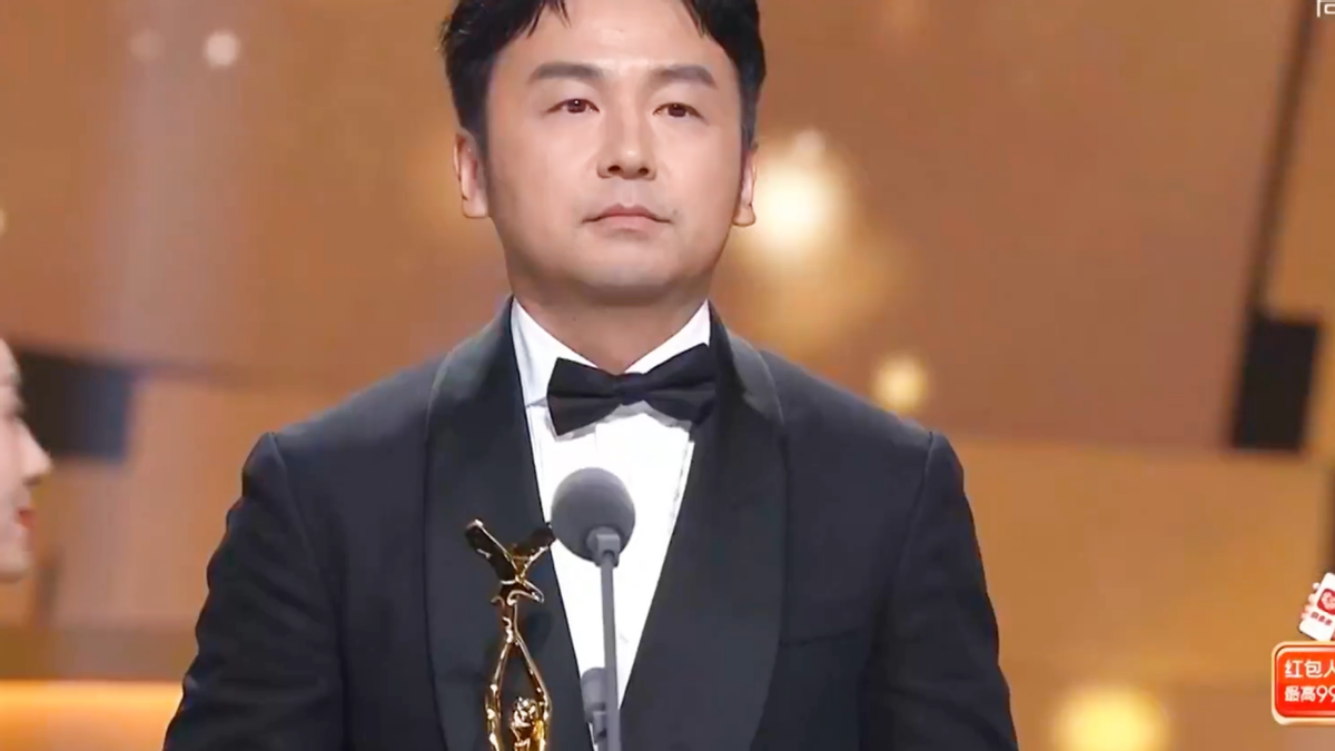 因为从观众视角来看,雷佳音的头竟然是赵丽颖的两倍大,他再一次把大头