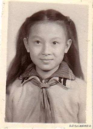 梅婷的小时候简直就是语文课本上的人物,端庄大方,特别具有正义