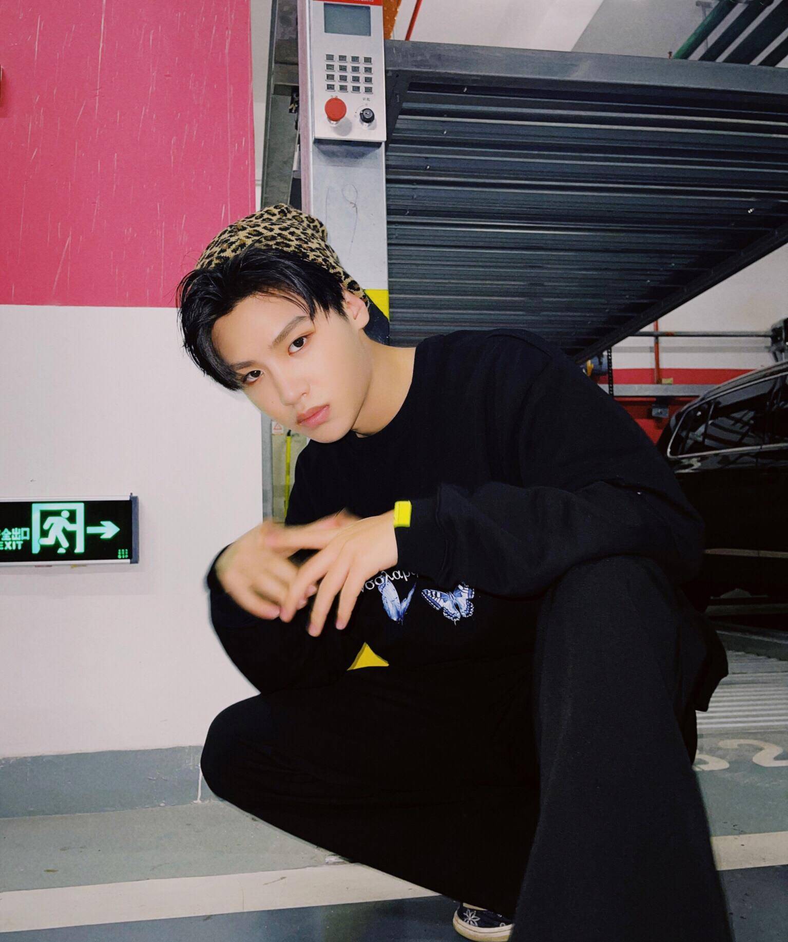 黄明昊地下车库帅照,蔡徐坤氛围感大片出炉,你有被谁帅到?