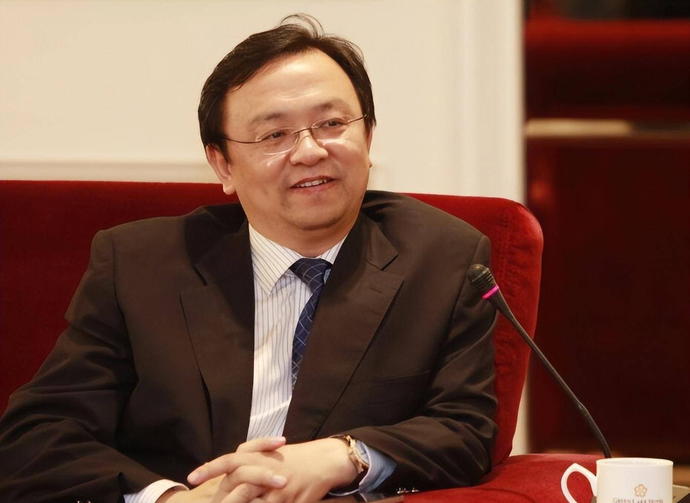 王传福:13岁丧父15岁丧母,嫂子卖嫁妆供学,靠山寨给兄嫂买别墅_王传方