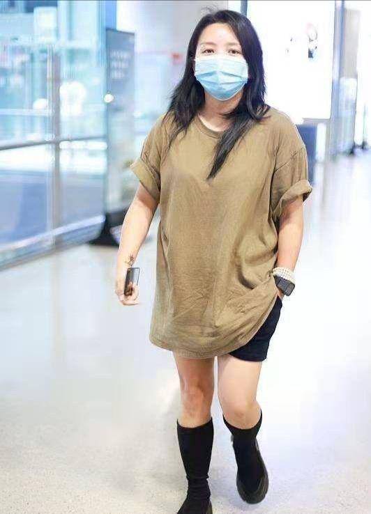 57米的何洁,穿短裤高跟鞋腿也这么短,又矮又胖还没素人漂亮!