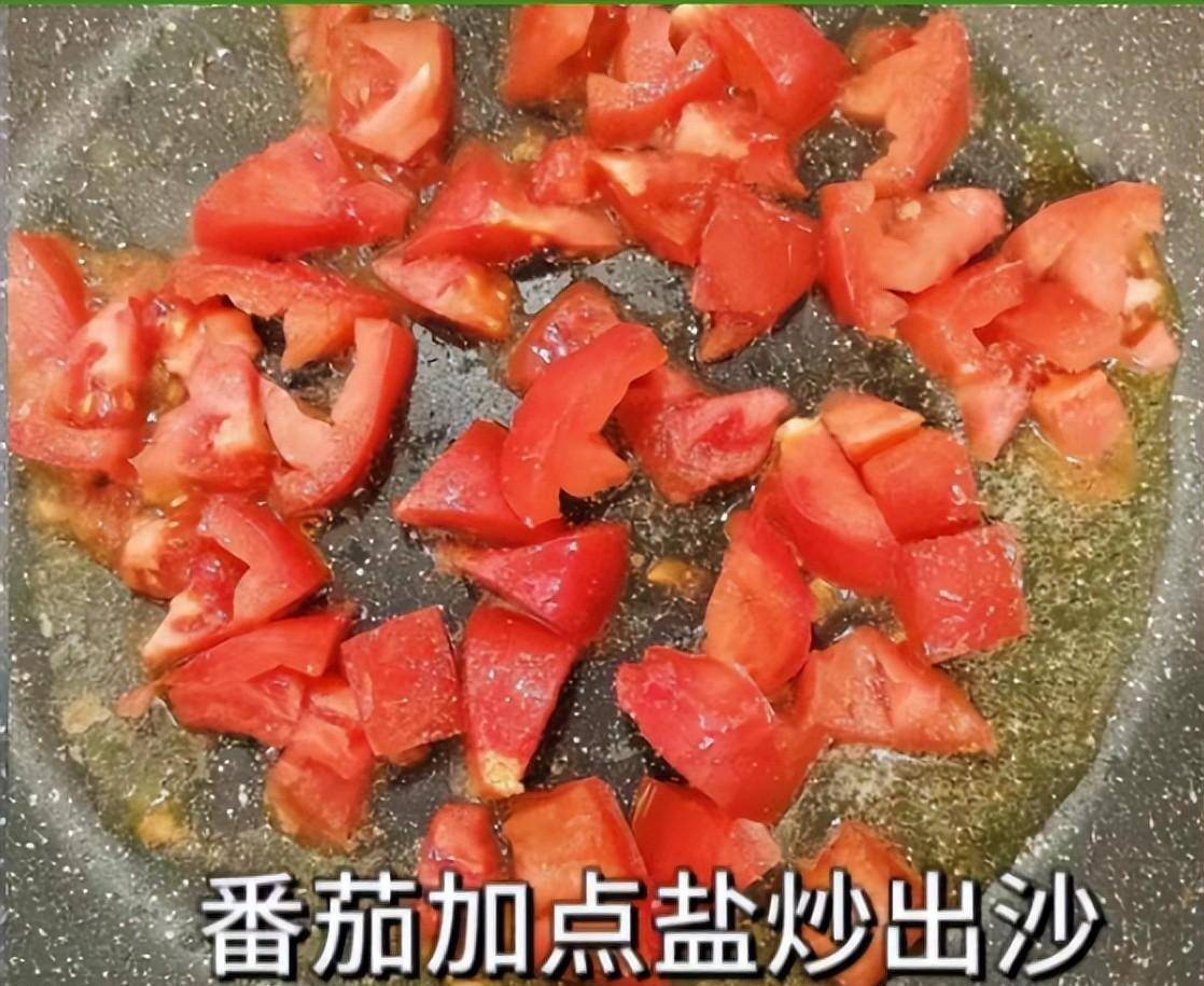 6:鍋底繼續加上油,加上少許食鹽,倒入番茄丁快速煸炒,用鍋鏟按壓一下