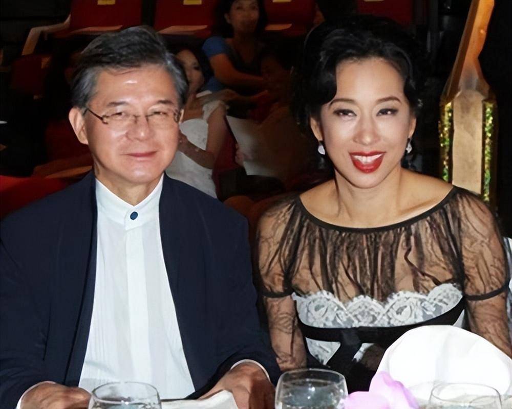 罗康瑞夫妇看舞台剧,朱玲玲穿黑色衣服气质优雅,霍启刚也现身了