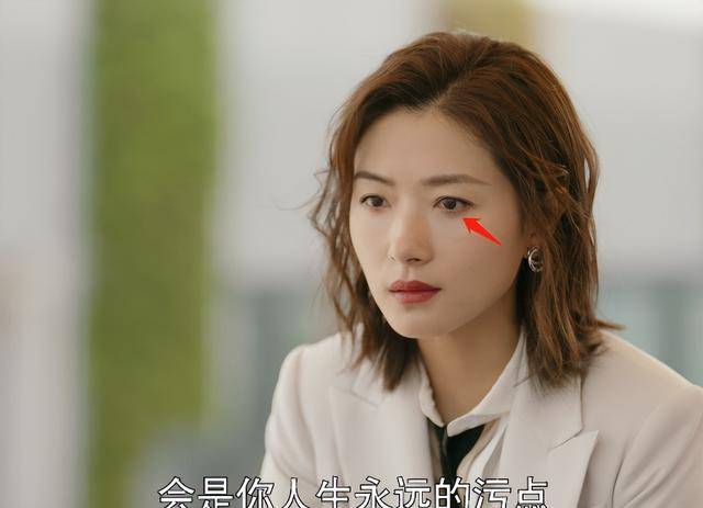 大家也能清晰地看到万茜嘴边的法令纹明显,眼角也有细小的皱纹,但这些